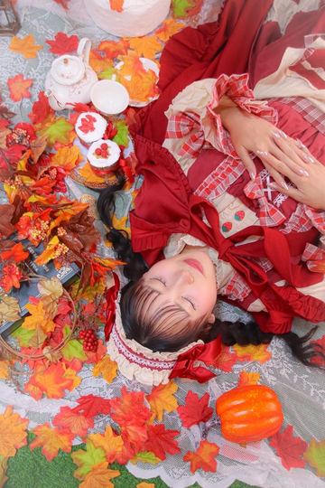 紅葉に寝転んでの撮影